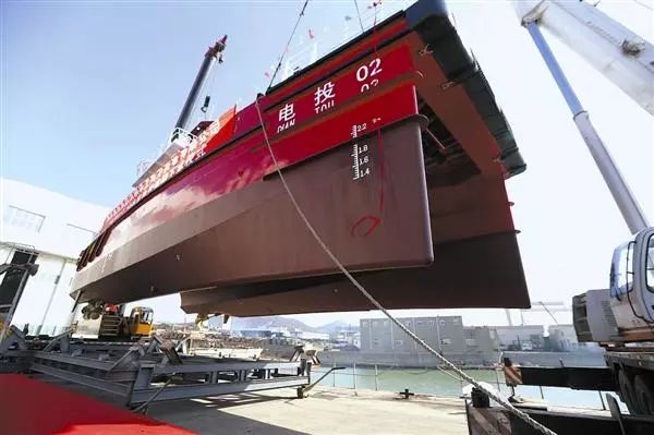 国内首艘20米双体全铝合金高速风电运维船在连下水