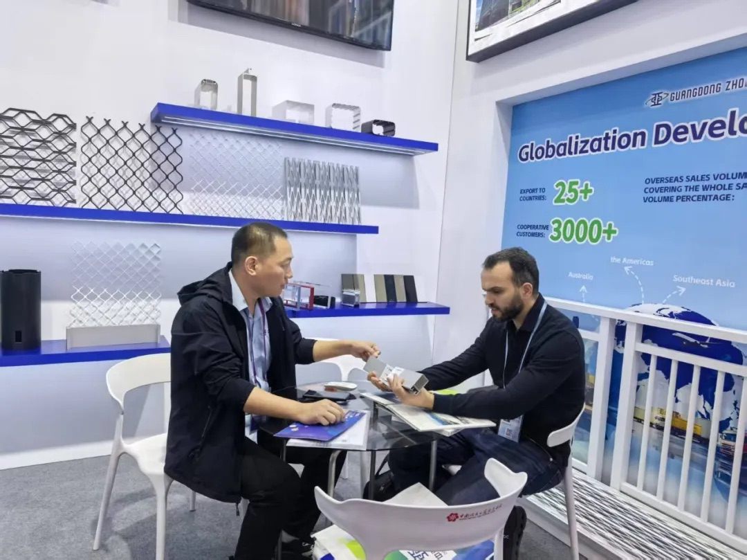 中亚铝业 “铝” 光闪耀:广交会首日现场抢“鲜”看!(图4) 中亚铝业 “铝” 光闪耀:广交会首日现场抢“鲜”看!(图4)