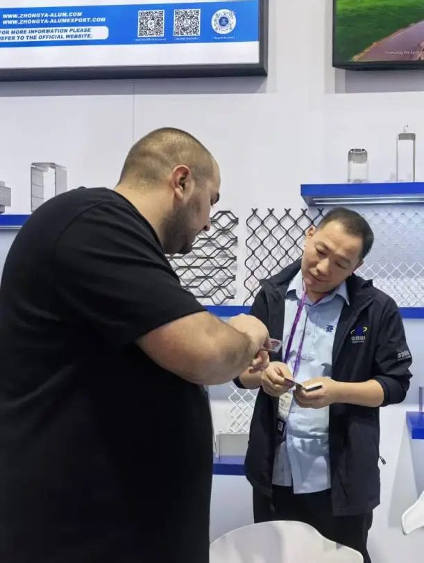 中亚铝业 “铝” 光闪耀:广交会首日现场抢“鲜”看!(图5) 中亚铝业 “铝” 光闪耀:广交会首日现场抢“鲜”看!(图5)